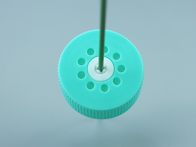 管蓋穿刺口帶十字形切口設(shè)計，可反復(fù)閉合，無需開蓋取樣、加液，降低污染風(fēng)險